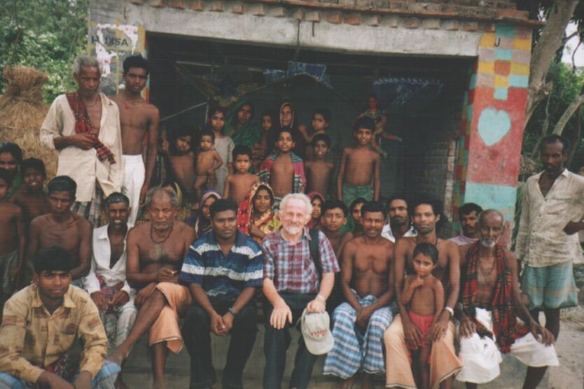 Burulia 2002. In posa con il popolo Das dopo averli aiutati a riscattare il loro terreno da usurpatori musulmani