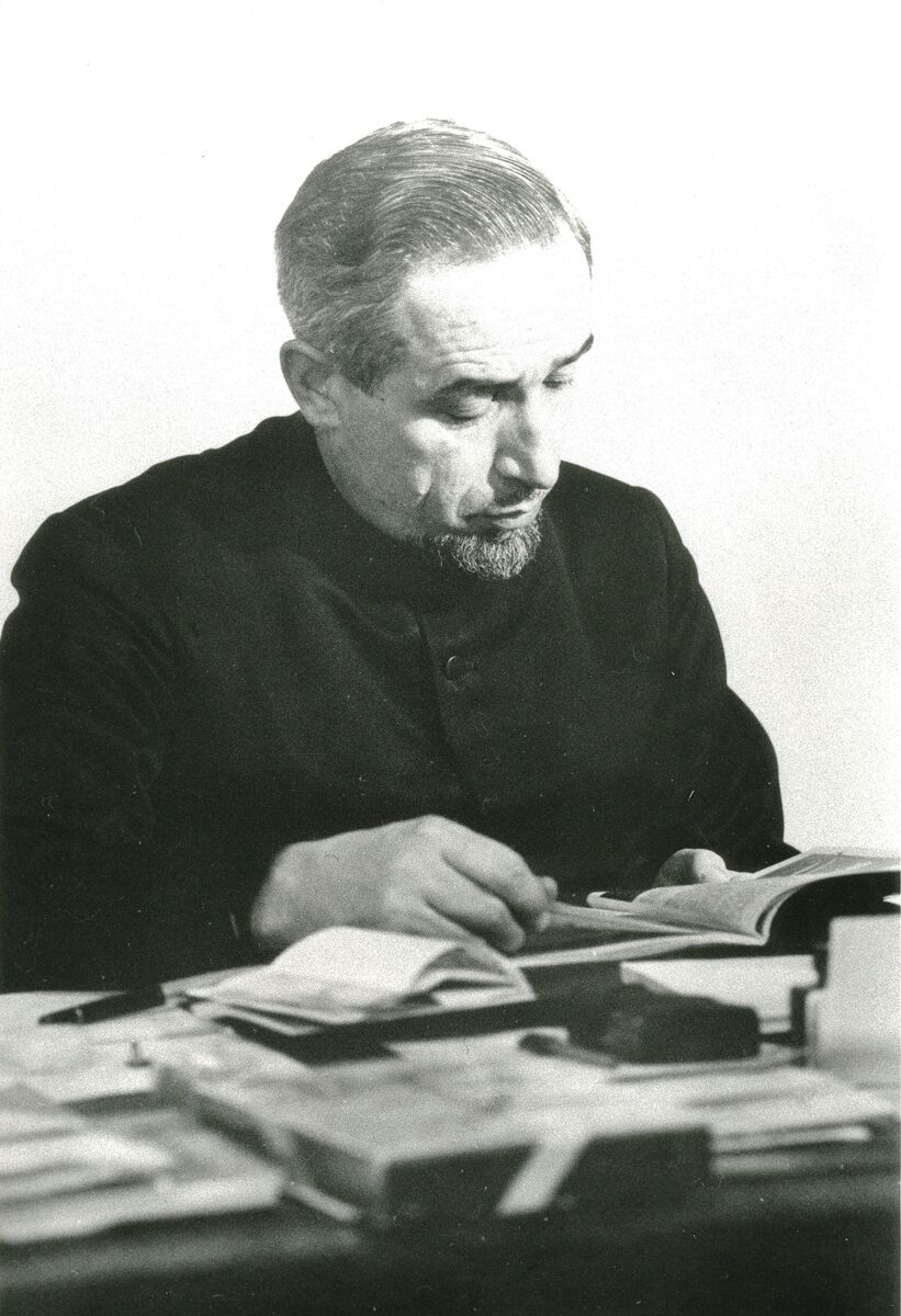 Padre seduto alla scrivania