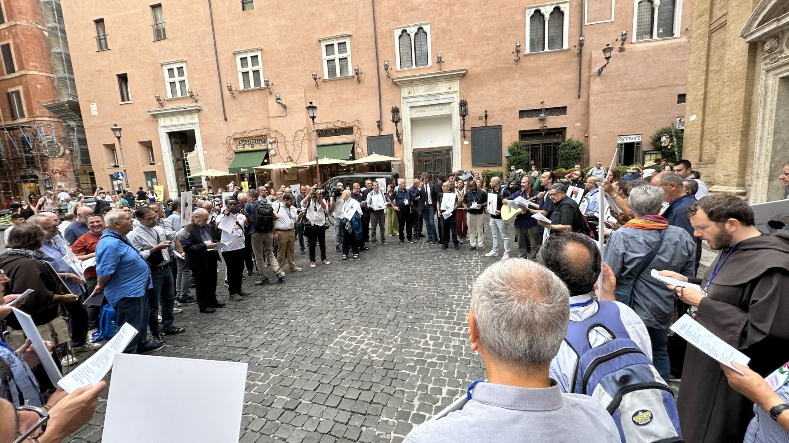 Roma, oltre 100 preti in marcia e preghiera per Gaza