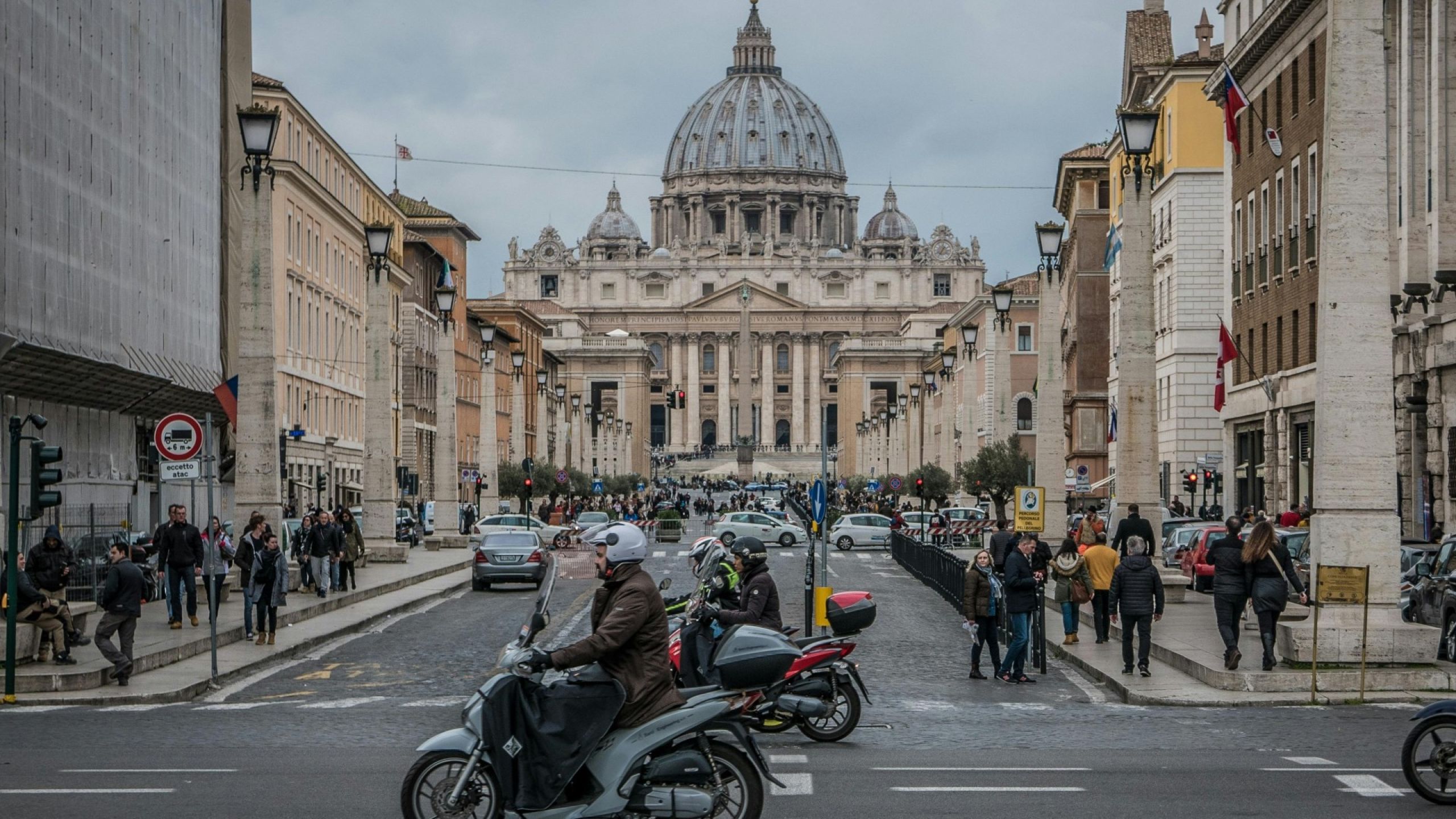 Non si va più in chiesa ma il futuro si gioca fuori