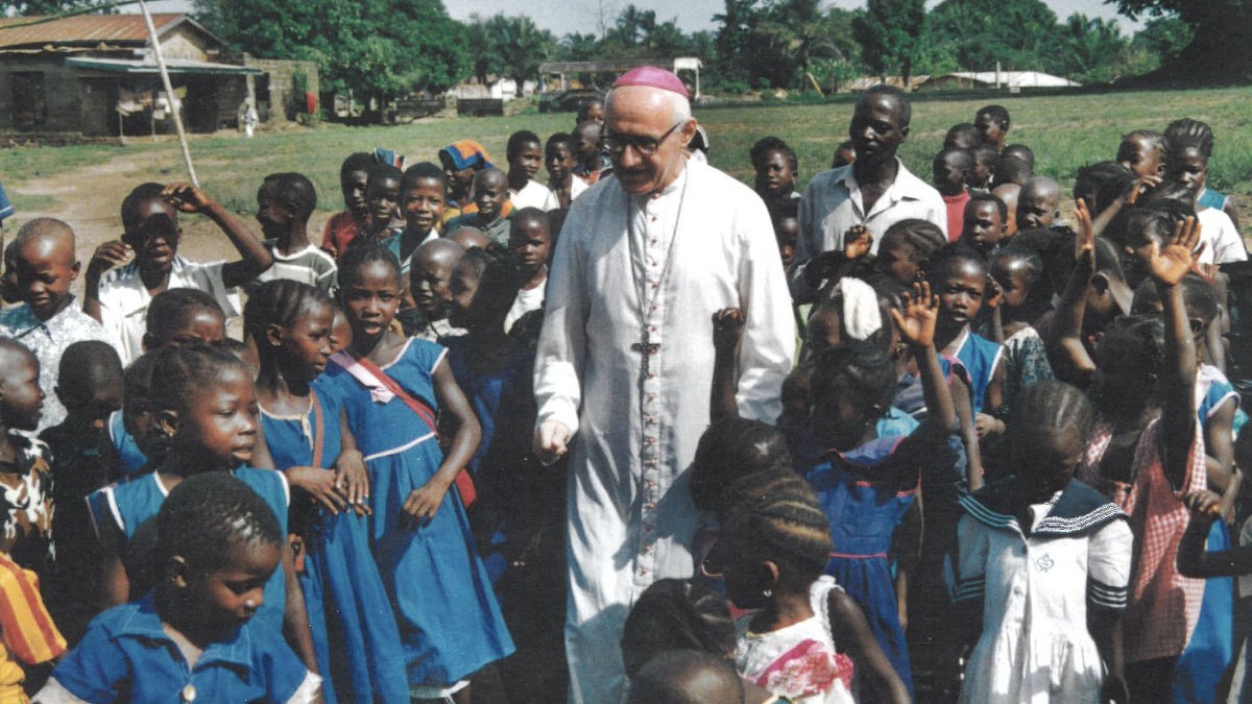 Annuncio della morte del vescovo Giorgio Biguzzi sx