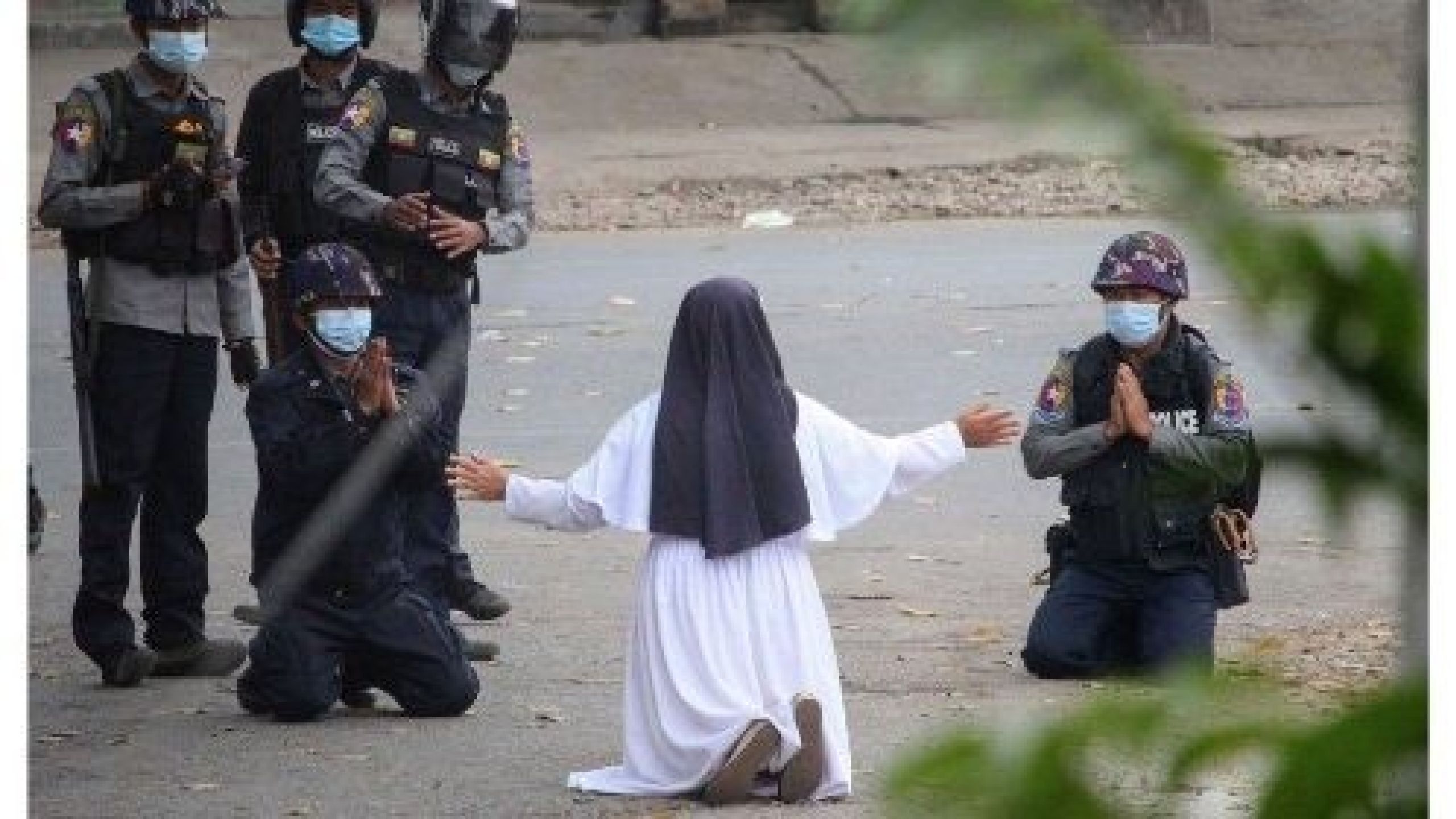 In ginocchio  per disarmare l’odio