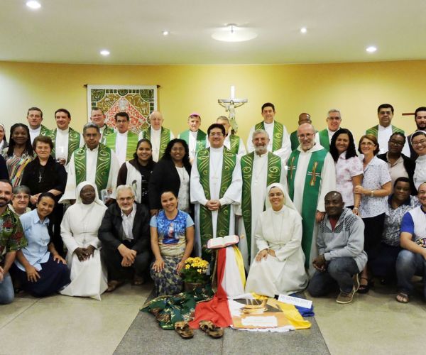 Visita Bispos no CCM e entrega da cruz a Marcelo