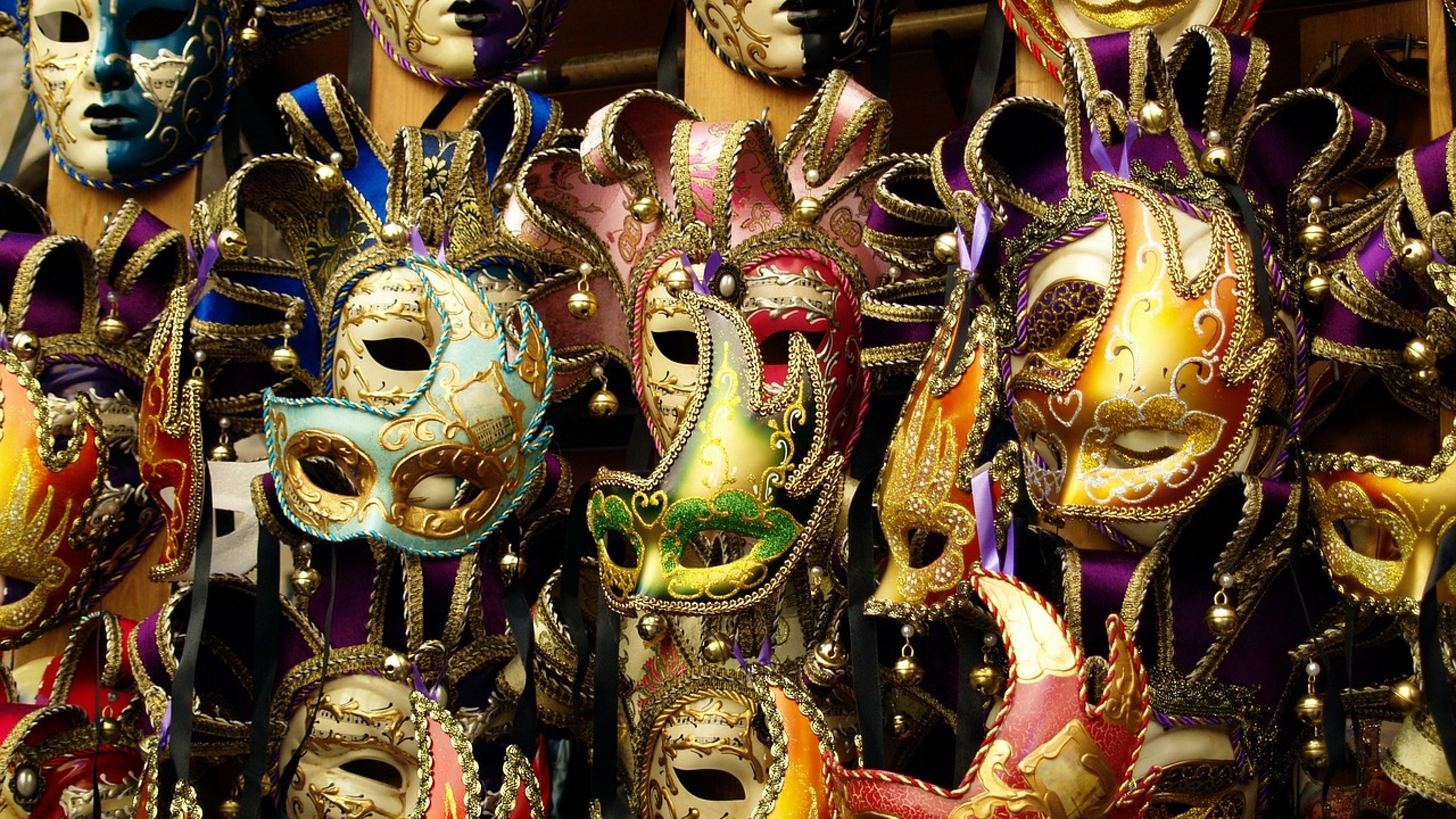 Social-Media: a masquerade?